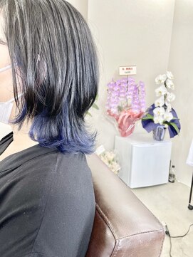 ホンネ(honne.) インナーカラーネイビー×ボブウルフ