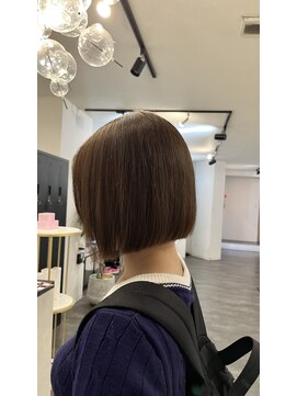 リリス(Lilith) 柔らかブラウンの丸みボブ