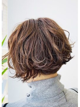 アヴソリューク(Absoluk) 切りっぱなし外ハネショートボブ