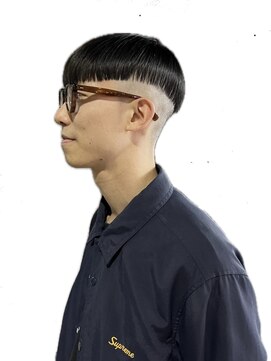 メンズの黒髪ぱっつんツーブロックマッシュ