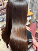 自然な仕上がりが人気の秘密♪大人女性に人気の縮毛矯正