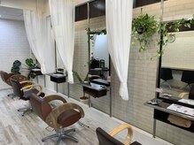 フレイバー オブ ヘアー(FLAVOR OF HAIR)の雰囲気（白レンガのオシャレな空間。カーテンで仕切り半個室なセット面！）