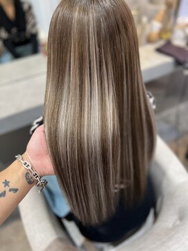 ラビス 浦和(Lovis) 美髪/ネビージュ/大人かわいい/透明感ショート[浦和]