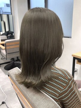 ミュラ(mulah) オリーブグレージュ透明感カラー*外ハネミディアムくびれヘア