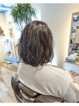 ももいろかぶとむし 【メンズ】職業/ライフスタイルに寄り添う極細ハイライトボブ
