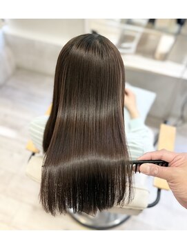 自然なまとまりと透明感のツヤロング