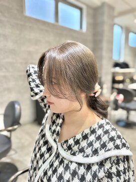 アンダーバーホワイト(_WHITE) 透明感のある艶カラー/オリーブベージュ/20代30代/大阪/難波