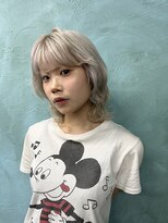 カー(KAH)&nbsp;シルバー　ホワイト　ブリーチ　ミディアム