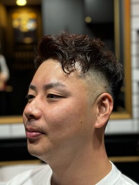 ツーブロック　アップバング　フェード　メンズ