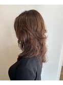 くせ毛を活かすミディアムレイヤー