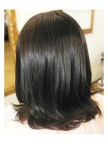 ヘアー リ ミックス(HAIR Re-MIX) バングは額を少し見せて、黒髪ミディの軽快なスタイル♪