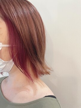 エファッセ(efface) インナーピンク×デザインカラー×外はねボブ×イヤリングカラー