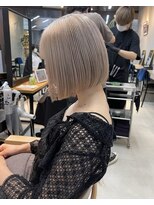 【mee.】ヤジマ　パツッとボブ　ミルクティーカラー