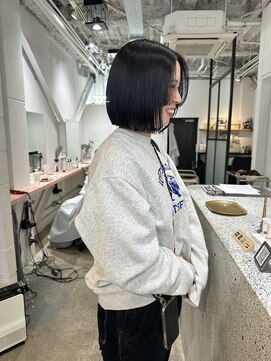 オムズドット(om's dot) ボブ ステップカット ブルーブラック 切りっぱなし