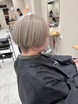 シカ 神戸三宮元町店(Cica)&nbsp;ブリーチ ハイトーン ハンサムショート  ミルクティー ホワイト