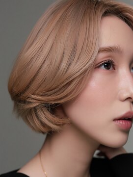 キヴィ(kivi) 透明感ベージュ イルミナカラー×大人ハイトーンボブ