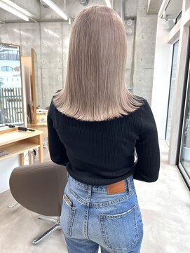 オプス 大名店(Ops) ホワイトミルクグレージュ×ハイトーンカラー×外ハネミディアム