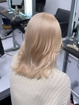 オニキス(ONYX) ホワイトベージュブランドヘアミディアム【aya】