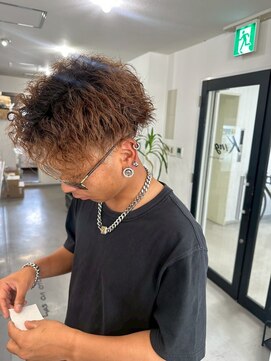 メンズサロン キング 枚方店(Men’s salon K!ng) ホワイトメッシュ/ツイスト/ツイスパ/パーマ/メンズ/眉毛