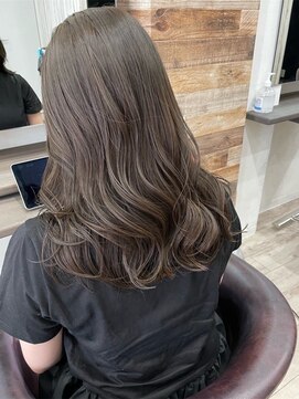 アトレ 梅田店(attrait) セミロングのグレージュ×透け感カラーで大人っぽく