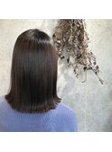 切りっぱなしが可愛いミディアムボブ