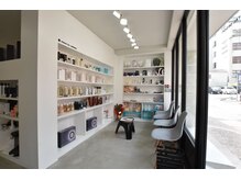 フラクタルデザインセントラル(FRACTAL DESIGN CENTRAL)の雰囲気（店内には美容室だけでしか販売していない商品が沢山展示！）