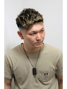 フリーク バーバーショップ 都島店(FREAK BARBER SHOP) 金髪メッシュ短髪アイロンパーマスキンフェード