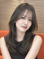 オアシスアヴェダ ザ・ペニンシュラ東京(OASIS AVEDA)&nbsp;大人セミロングレイヤー・前髪カット・艶髪・グレージュ30代