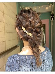 結婚式や二次会におすすめ◎ふわふわ編みおろしヘアアレンジ