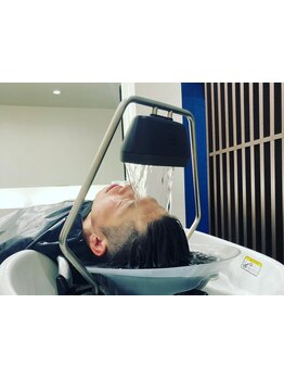 オーナーこだわりの椅子で極上のサロンタイムを。凝り固まった頭皮をほぐして日頃の疲れをリフレッシュ。