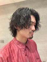 ウニカ デ メン(UN1CA de MEN) センターパートニュアンスパーマスパイラルパーマメンズパーマ