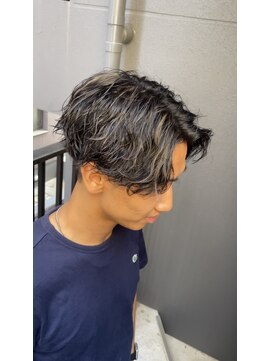 ソロ(soLo) メンズ　ハイライトセンターパートパーマ