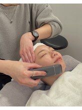 【エレクトロポレーション機器による美容液導入】EMS効果で本格的エステサロンの様なリフトアップ効果も！