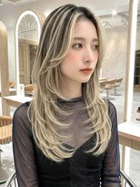 ティファ 栄(Tiffa)&nbsp;ハイライトで魅せる大人外国人風カラー。ブリーチの透明感