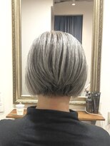 ヘアー グリーン(hair green) 50代60代70代/前下りショートボブ/グレイヘア