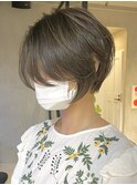 大人ショートボブ カーキグレージュ フェザーバング 前髪なし