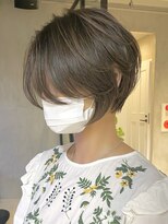 エリマ 調布(elima)&nbsp;大人ショートボブ カーキグレージュ フェザーバング 前髪なし