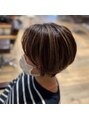 フラッシュ 高蔵寺店&nbsp;白髪ぼかしハイライトと大人可愛い丸みショートです。