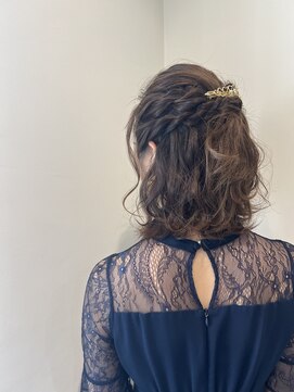 デラメア アンドビヨンドアカデミア(デラメア andBeyond academia) 編み込みヘアアレンジ