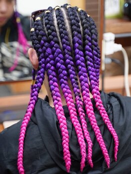エリアでも数少ない【コーンロウ/ブレイズ/ドレット】等の特殊ヘアにも対応♪高い技術力で満足度◎