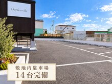 ワイビー ガーデンヴィラ店(y.be garden villa)の雰囲気(敷地内に駐車場14台完備☆大型車も停めやすく通いやすい美容院。)