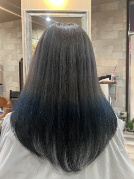 ブルーとブラックのデザインカラーです。