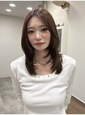 ストレートでもきまるミディアムレイヤー