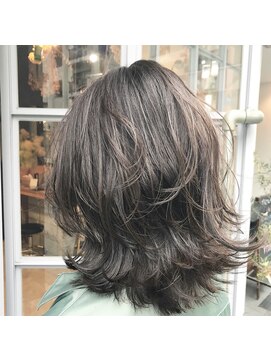 クルミ(kurumi) ナチュラルハイライトとカーキベージュとミディアムウルフ