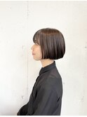 インナーカラーでトレンド感アップ！上品な艶ボブ