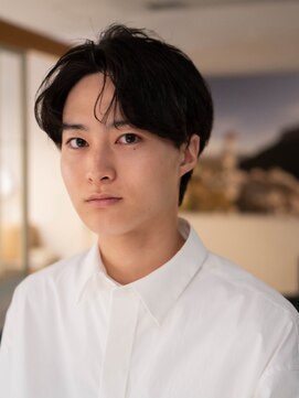 サーカス バイ ビュートリアム 青山(CIRCUS by BEAUTRIUM) ナチュラルセンターパート ツーブロック 刈り上げヘア