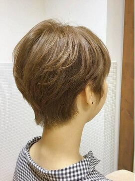 フェスト ヘア メイクアップ(Fest hair makeup) 大人女性の白髪ぼかし ナチュラルな癖毛風カール個性派ショート