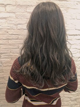 ミミ ブランシェ(Mimi Branche) 透明感も艶も両方叶えるラベンダーグレー