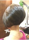 柔らかフォルムの前下がりグラデーションボブ