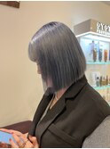 ショート肩上前下がりボブブリーチグレー